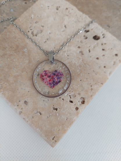 collier souvenir avec un coeur au centre réalisé en fleurs séchées