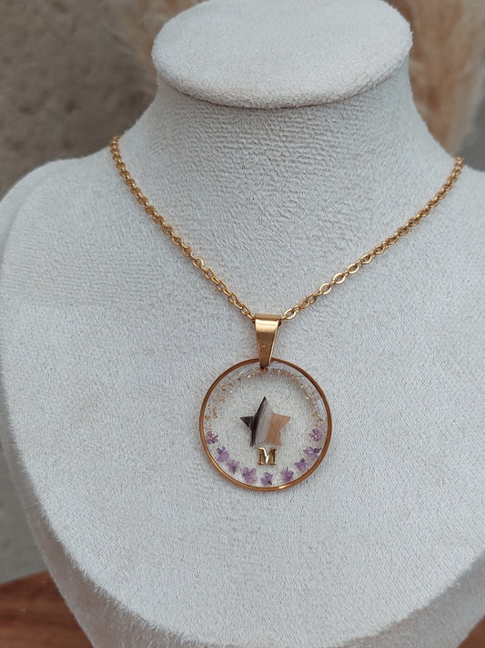 bijoux souvenir: collier en acier inoxydable doré avec un pendentif rond et une étoile au centre en poils animal avec une initiale et des fleurs parme