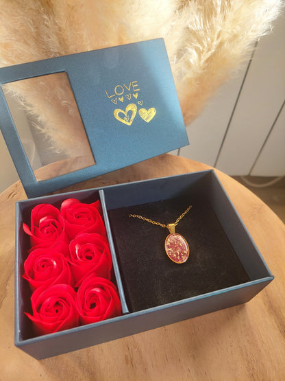 boite cadeau bleu pour bijoux avec 6 roses rouge artificielles