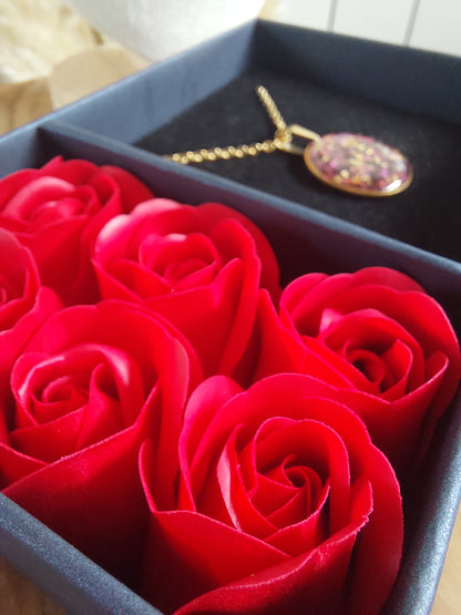 boite cadeau bleu pour bijoux avec 6 roses rouge artificielles