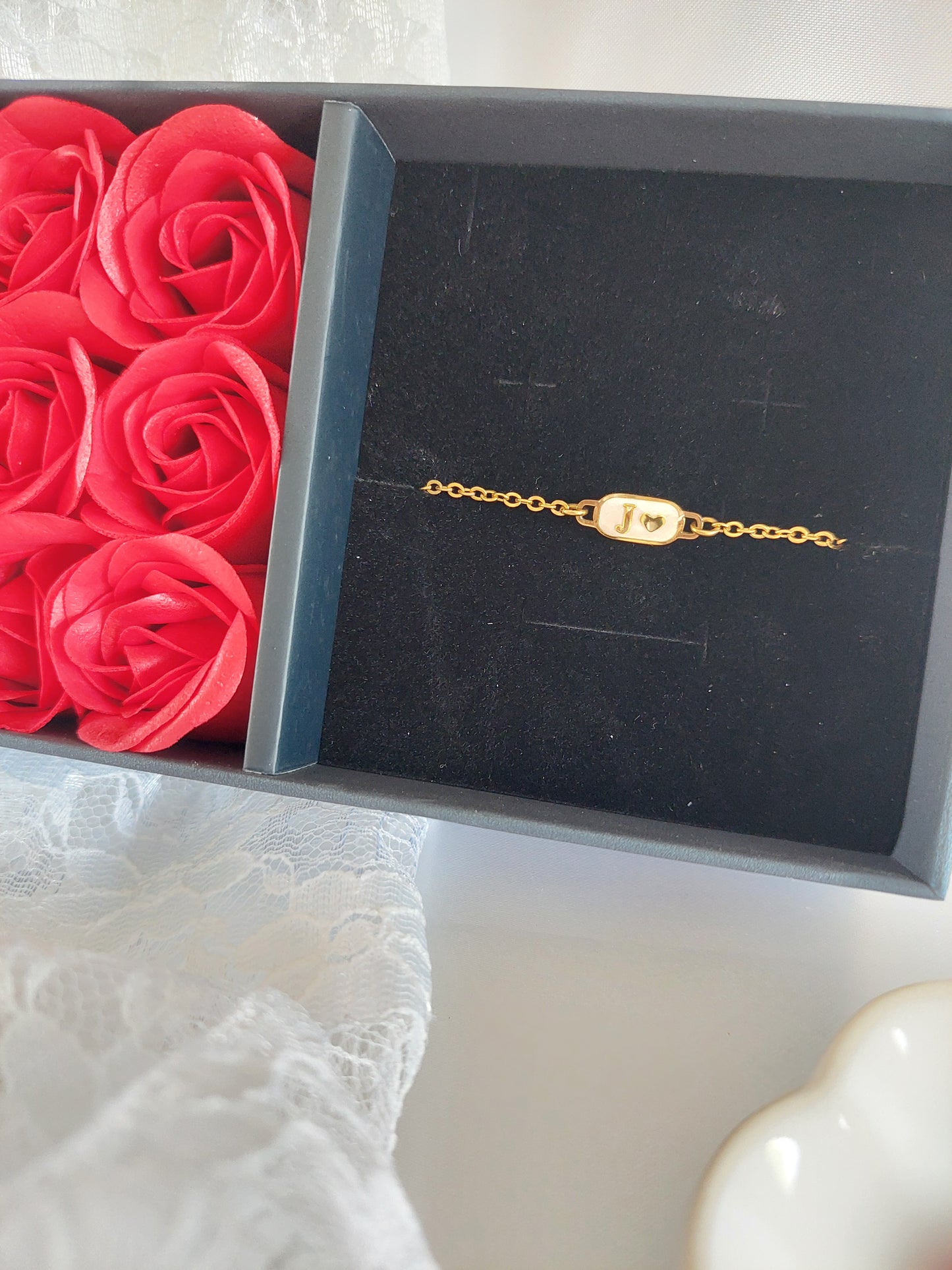 boite cadeau bleu pour bijoux avec 6 roses rouge artificielles