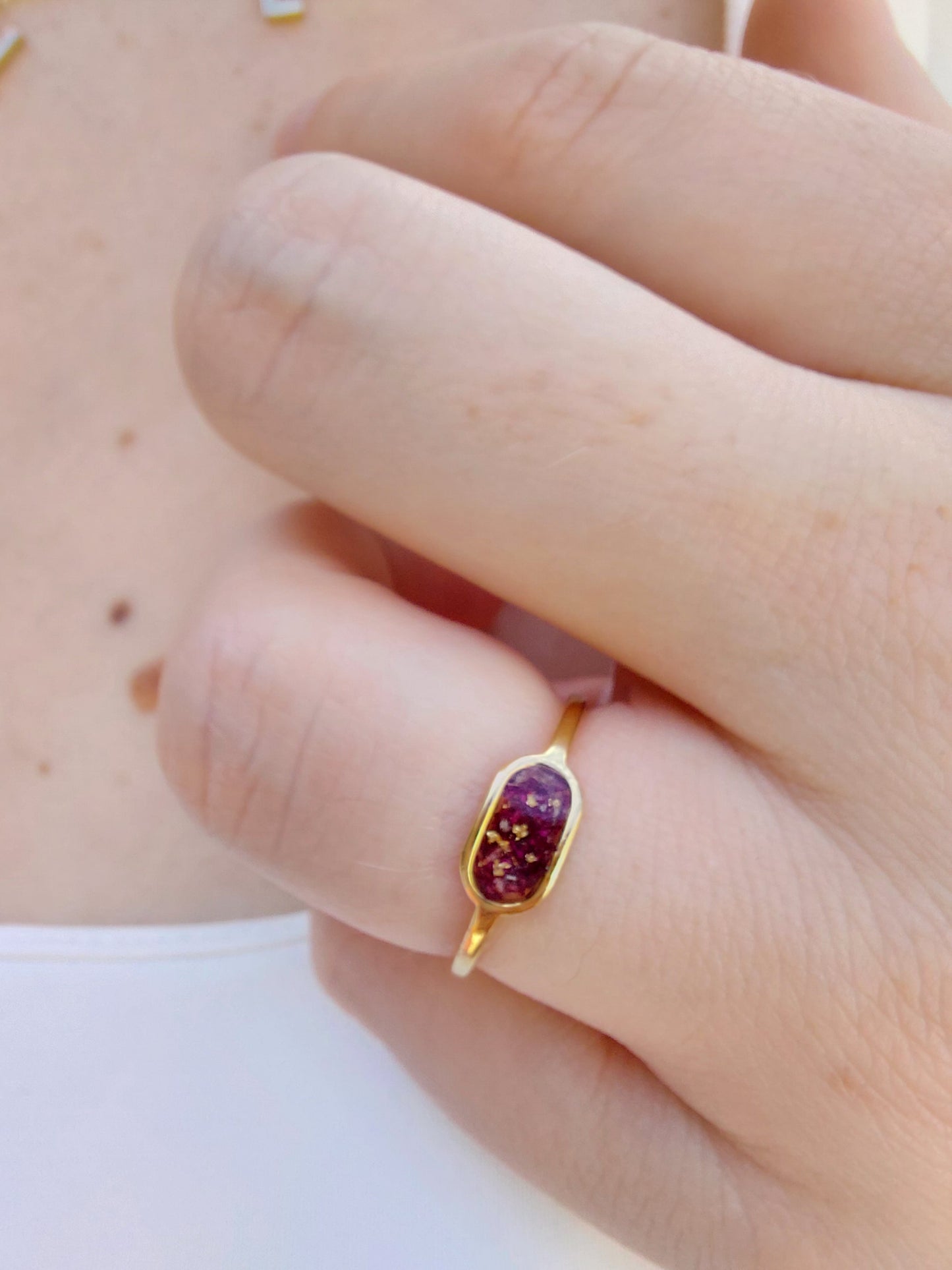 bague souvenir en acier inoxydable doré avec un losange remplis de fleurs séchées