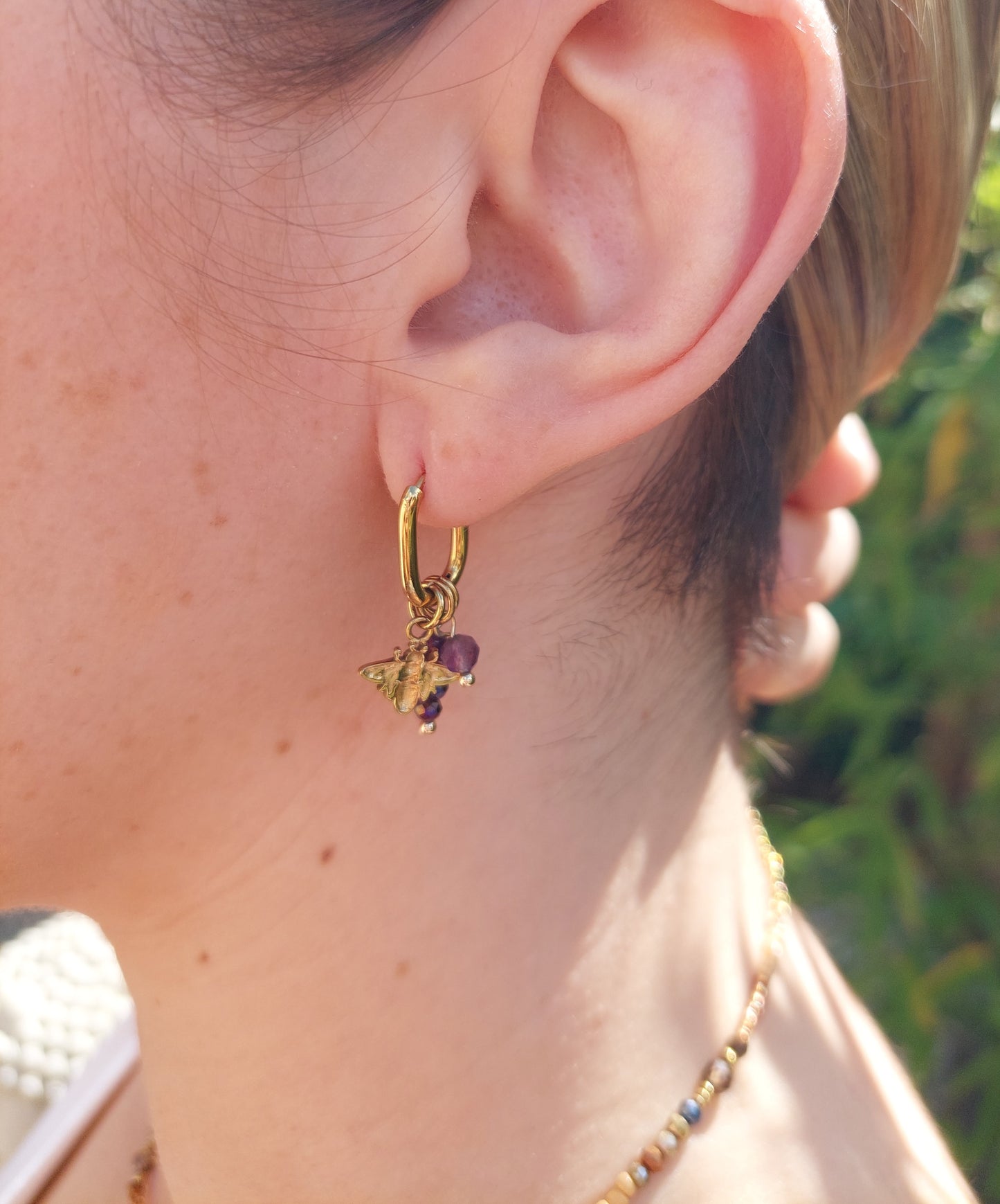 boucles d'oreilles en acier inoxydable doré avec une breloque en forme d'abeilles et des perles violettes 