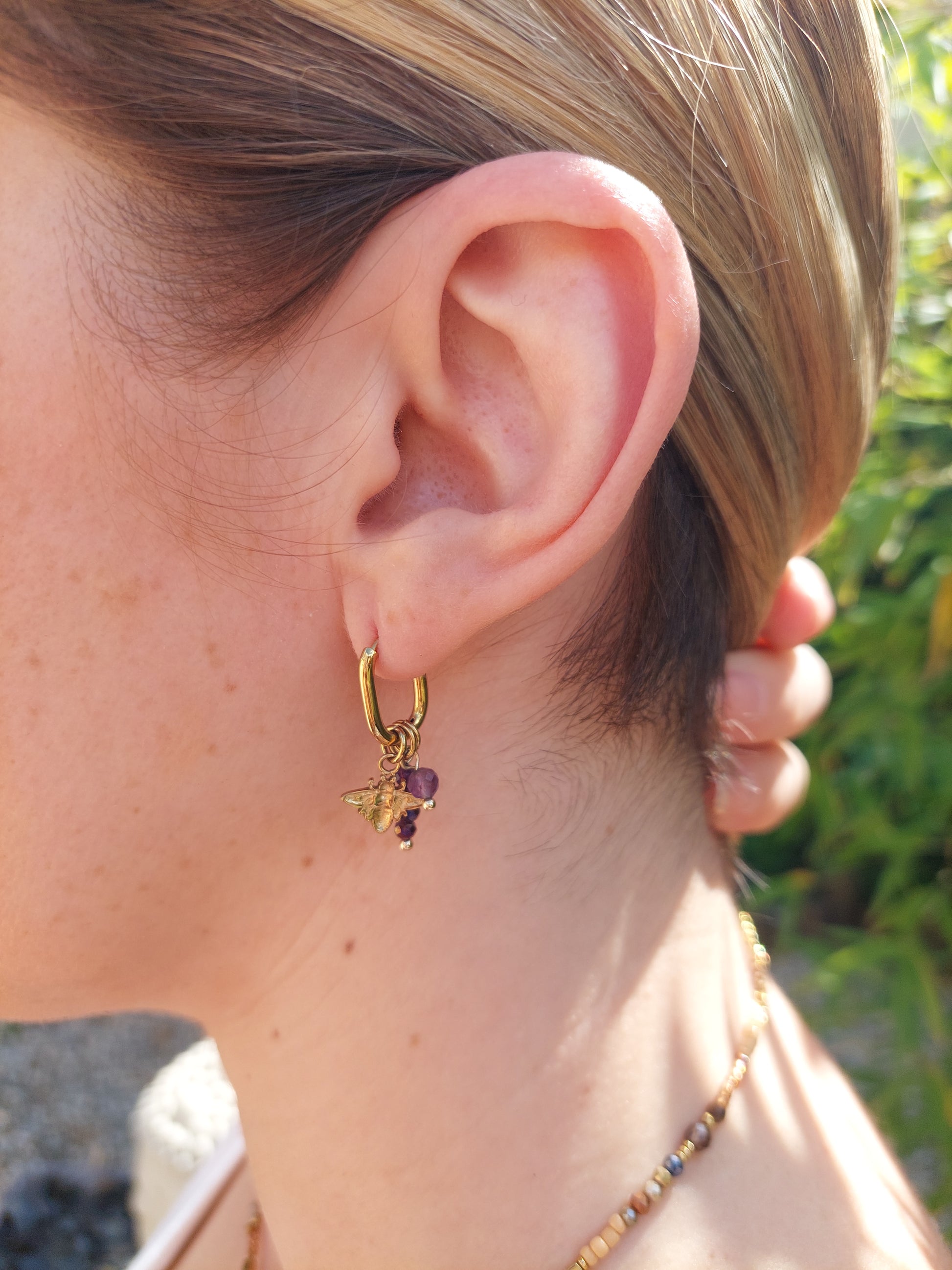 boucles d'oreilles en acier inoxydable doré avec une breloque en forme d'abeilles et des perles violettes 