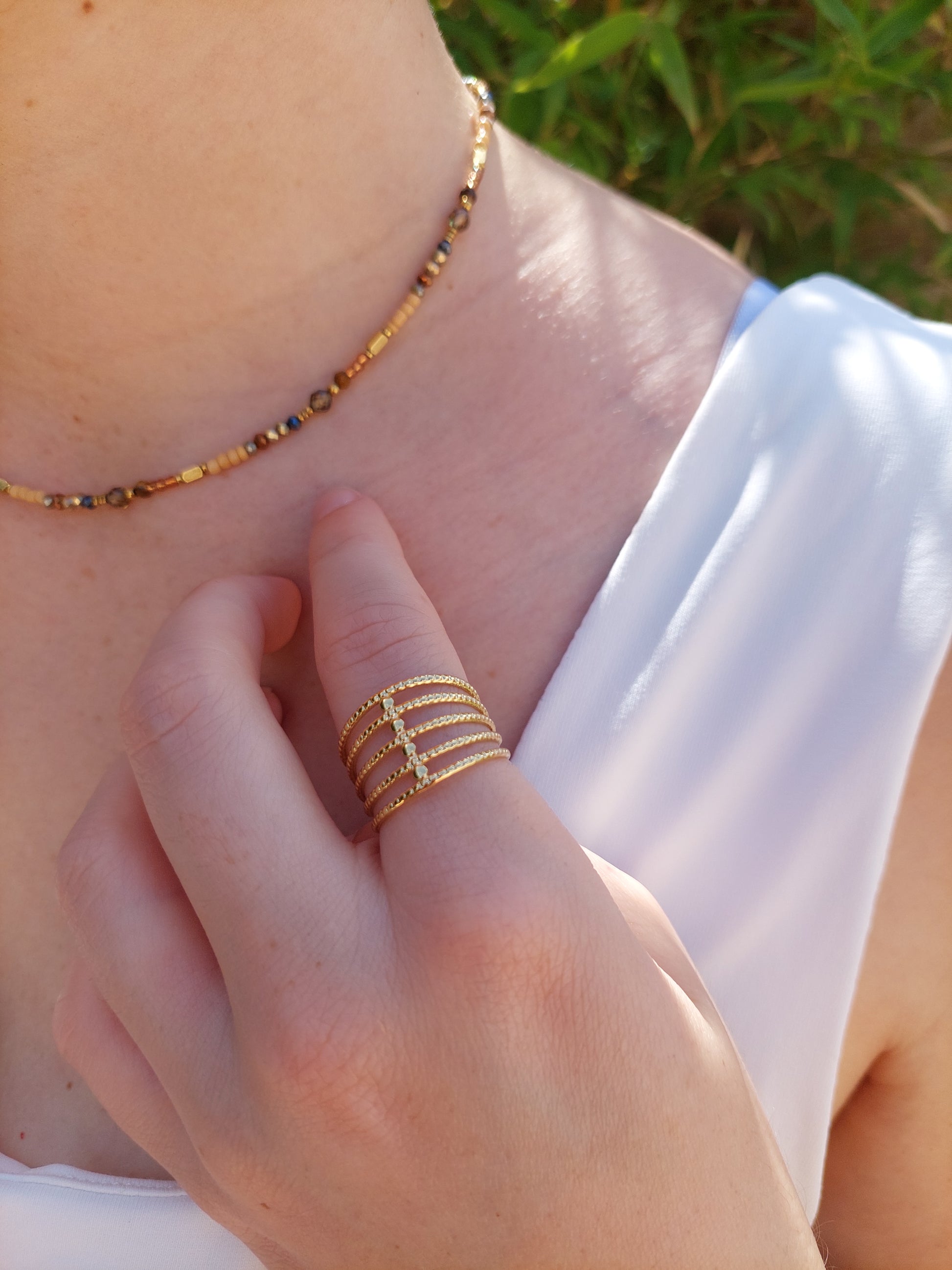 Collier LOUNA en perle de verre, pierre et en acier inoxydable de teintes orangé, marron et jaune