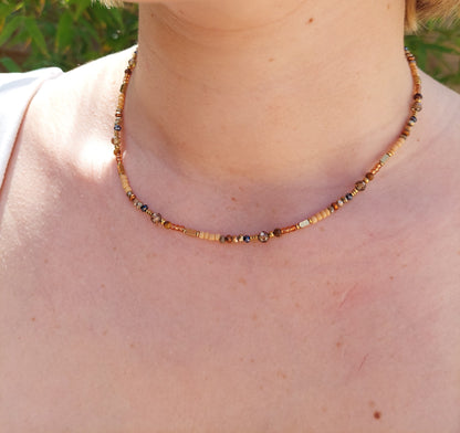 Collier LOUNA en perle de verre, pierre et en acier inoxydable de teintes orangé, marron et jaune