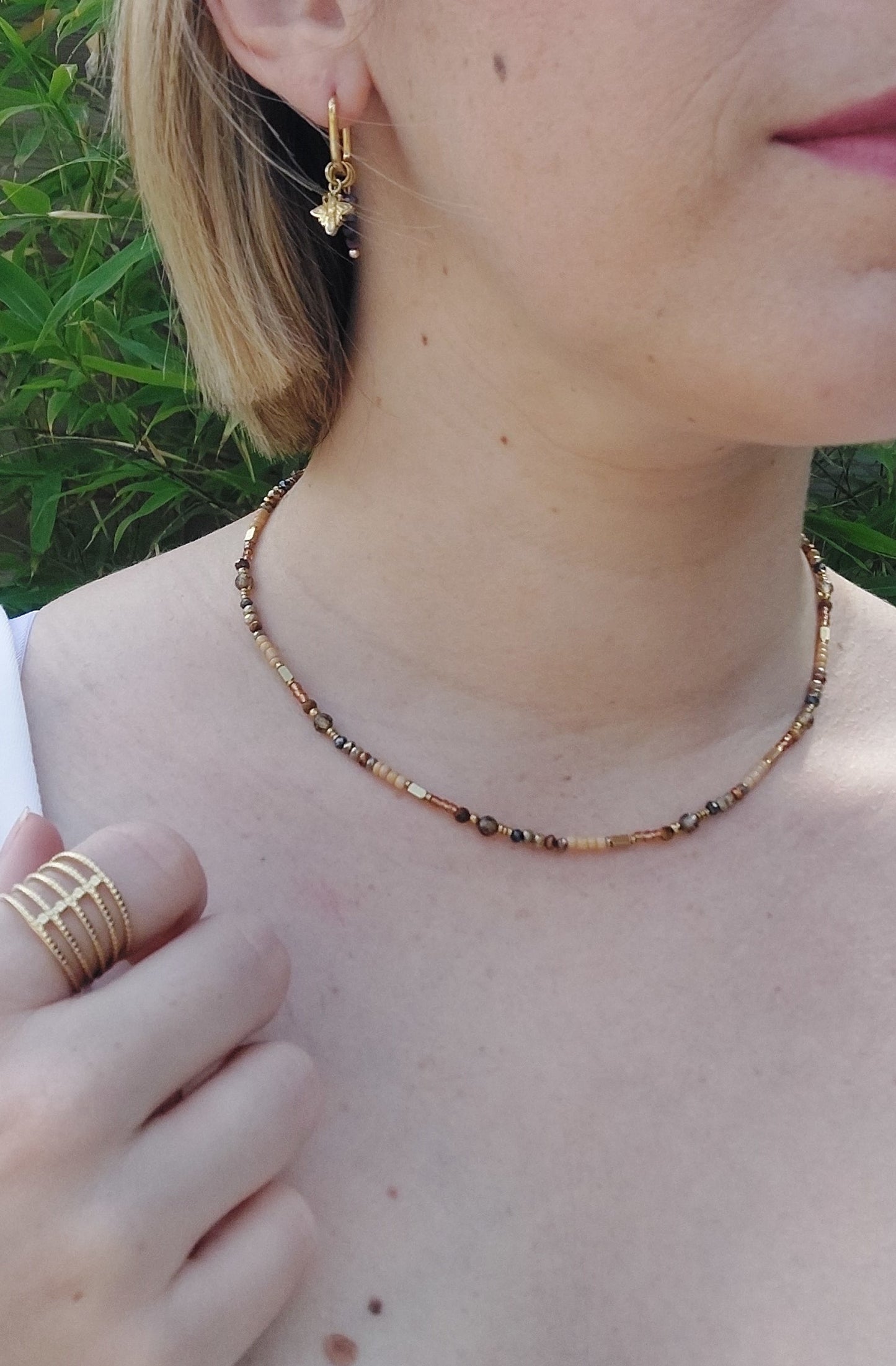 Collier LOUNA en perle de verre, pierre et en acier inoxydable de teintes orangé, marron et jaune