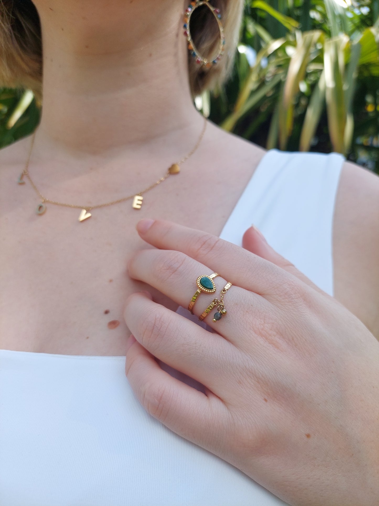 bague effet breloque à deux rand avec une pierre naturelle verte en forme de goutte et deux perles