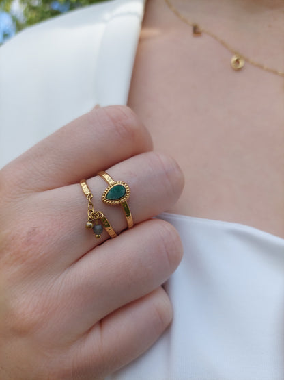 bague effet breloque à deux rand avec une pierre naturelle verte en forme de goutte et deux perles