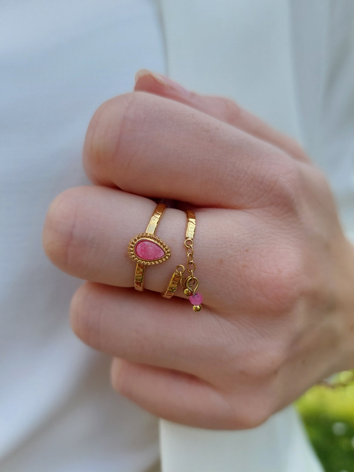 bague effet breloque à deux rand avec une pierre naturelle rose en forme de goutte et deux perles