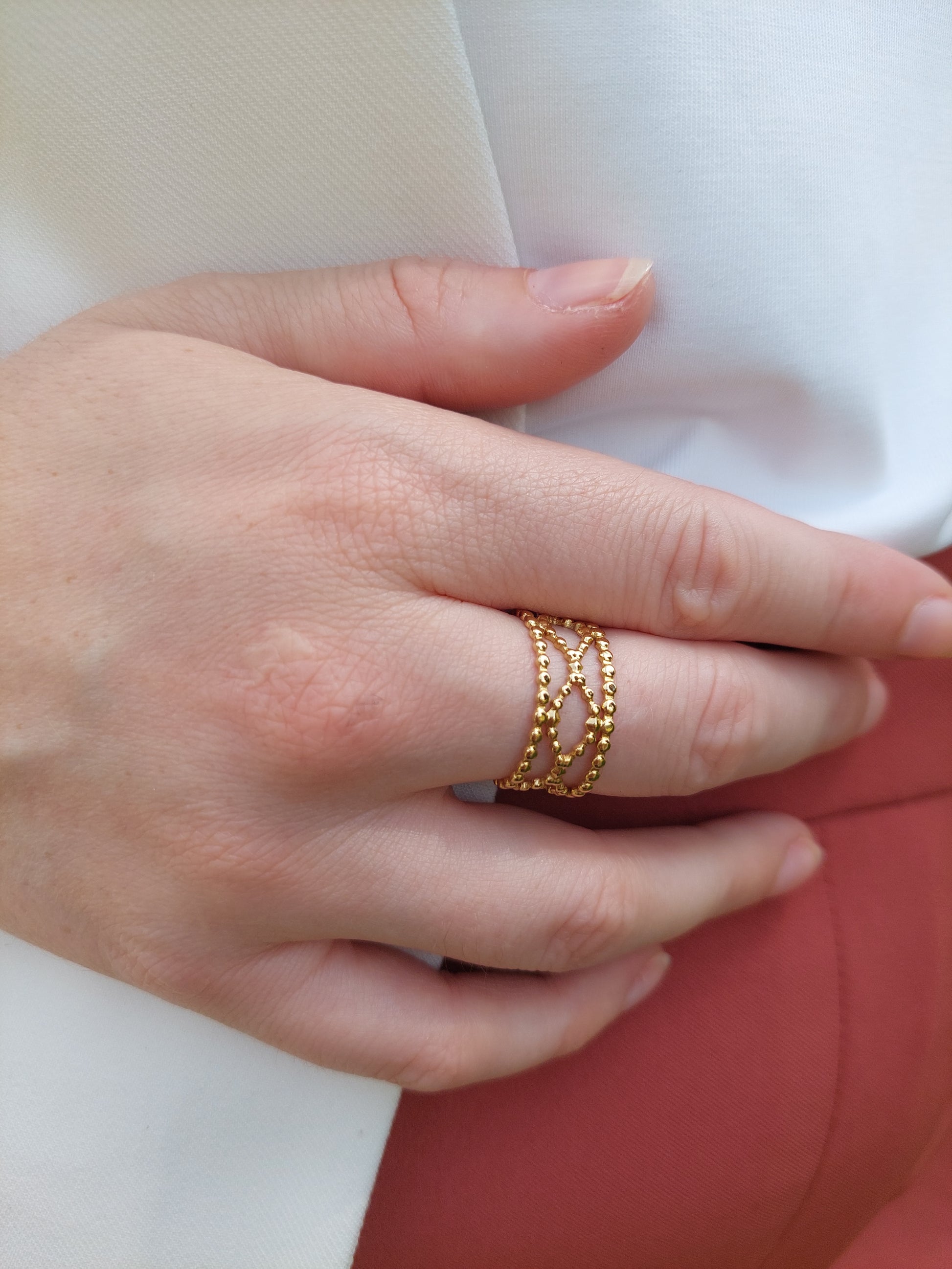 bague réglable en acier inoxydable doré avec des petites billes et forme de croix