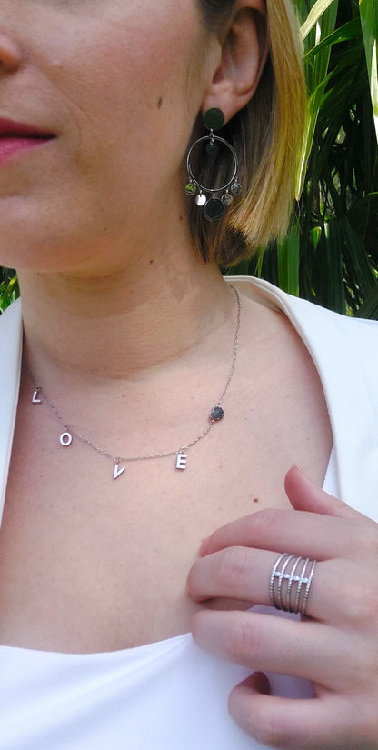 collier souvenir avec des lettres breloque formant le mot LOVE ainsi qu'un petit coeur en acier inoxydable