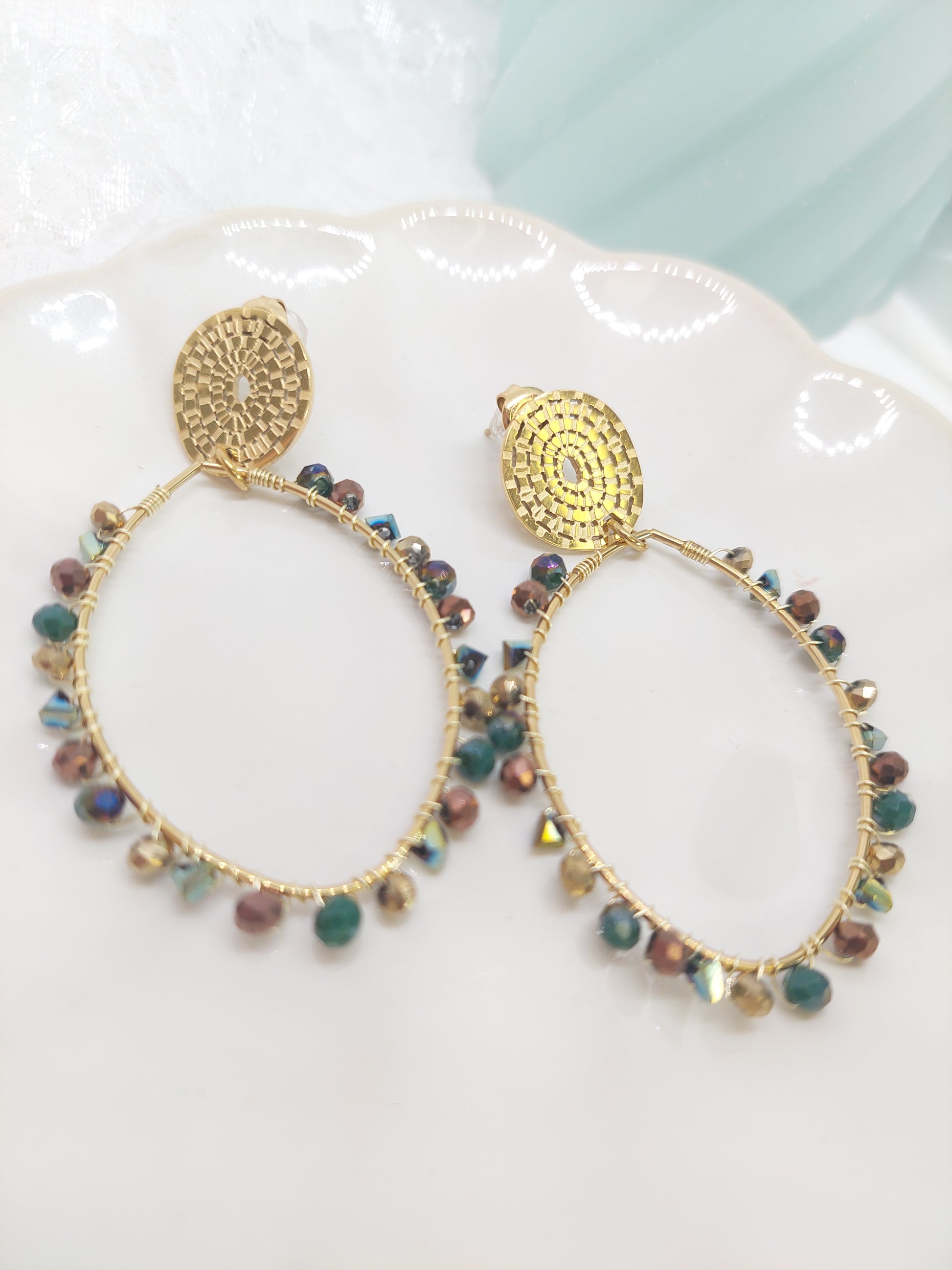 boucles d'oreilles créoles ovale en perle de cristal verte et marron