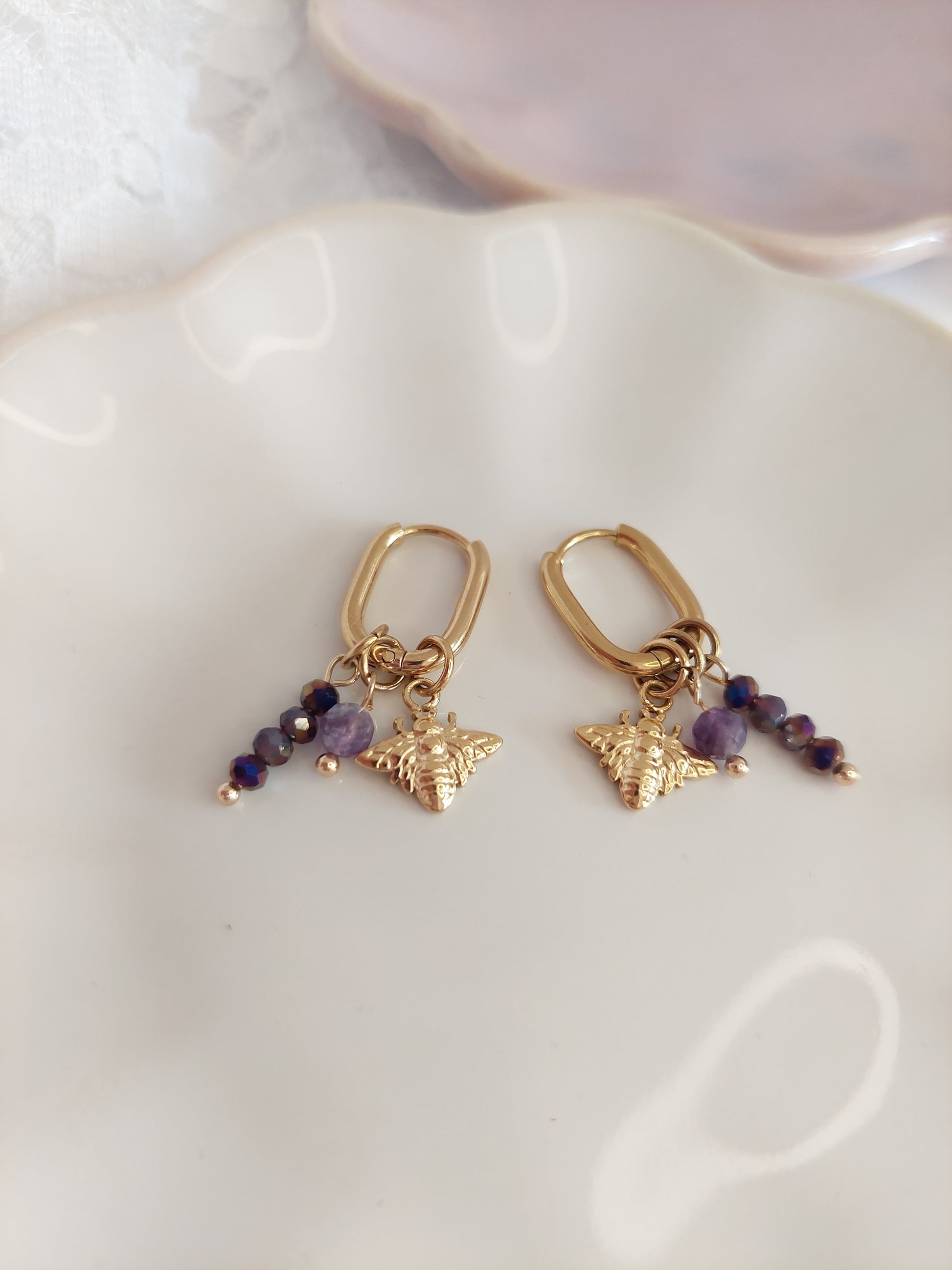 boucles d'oreilles en acier inoxydable doré avec une breloque en forme d'abeilles et des perles violettes 