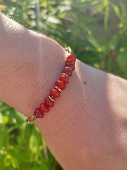 bracelet en acier inoxydable doré , chaine grosse maille et perle d'hématite couleur cognac