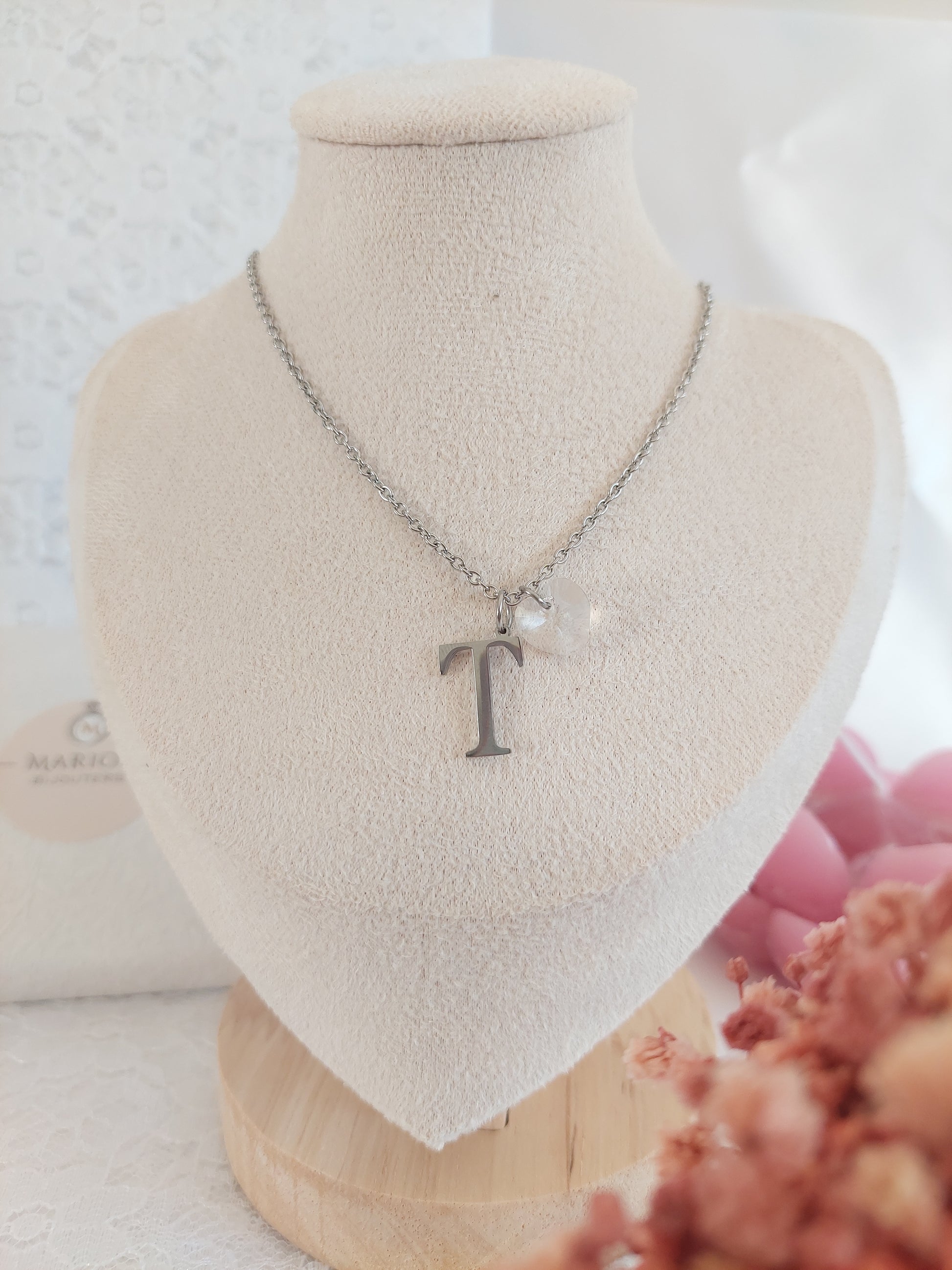 Collier personnalisable en acier inoxydable argenté avec deux pendentifs, une initiale T et un coeur en cristal blanc