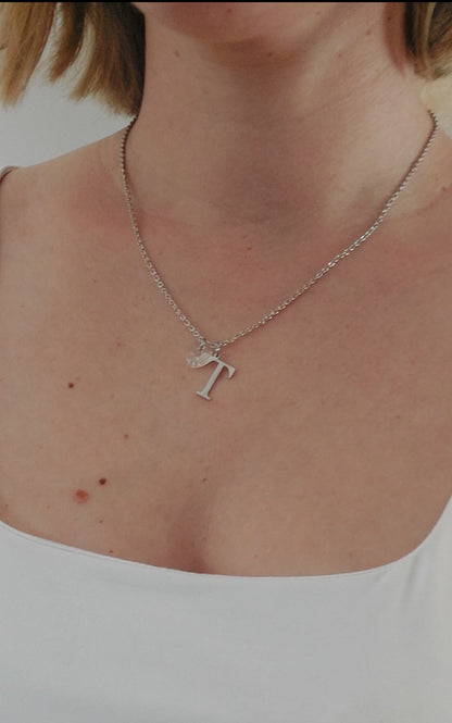 Collier personnalisable en acier inoxydable argenté avec deux pendentifs, une initiale T et un coeur en cristal blanc