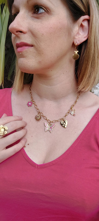 collier en acier inoxydable doré avec une chaine en grosse mailles et plusieurs charms (papillon, oiseau, fleur, coeur)