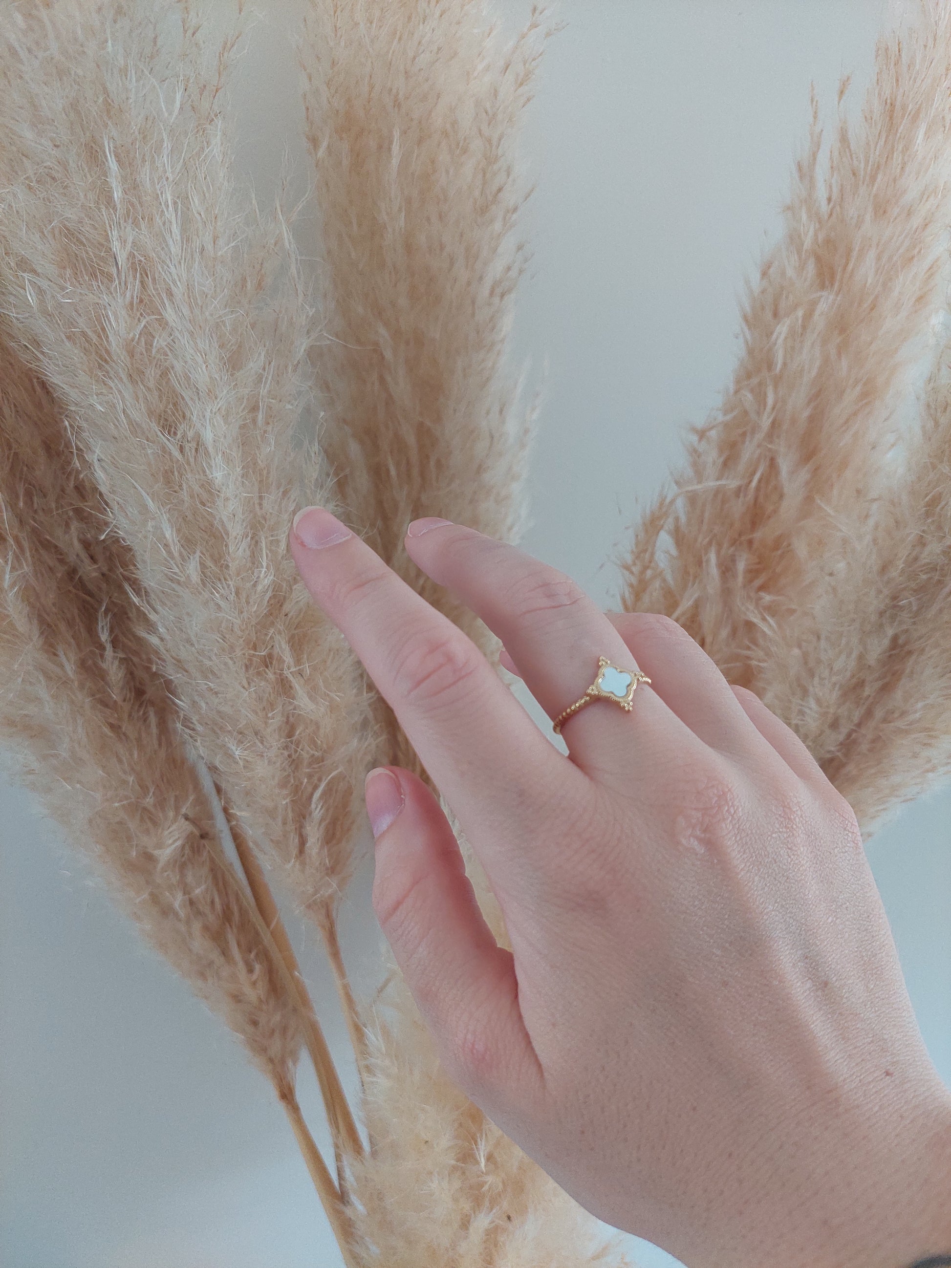 bague régnable en acier inoxydable avec un trèfle au centre blanc nacré