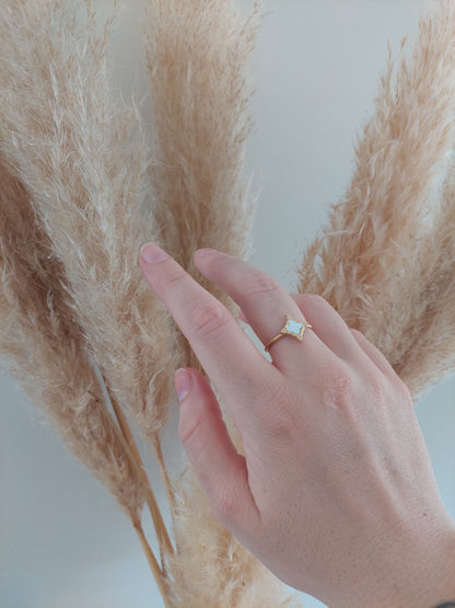 bague régnable en acier inoxydable avec un trèfle au centre blanc nacré