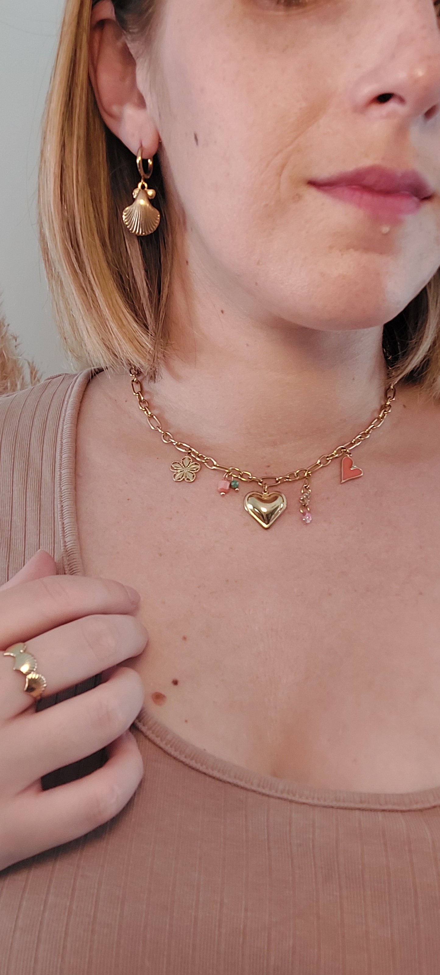 collier breloque en acier inoxydable doré en chaine grosse maille et de nombreux chams ( coeur, fleur, perle orange et verte)