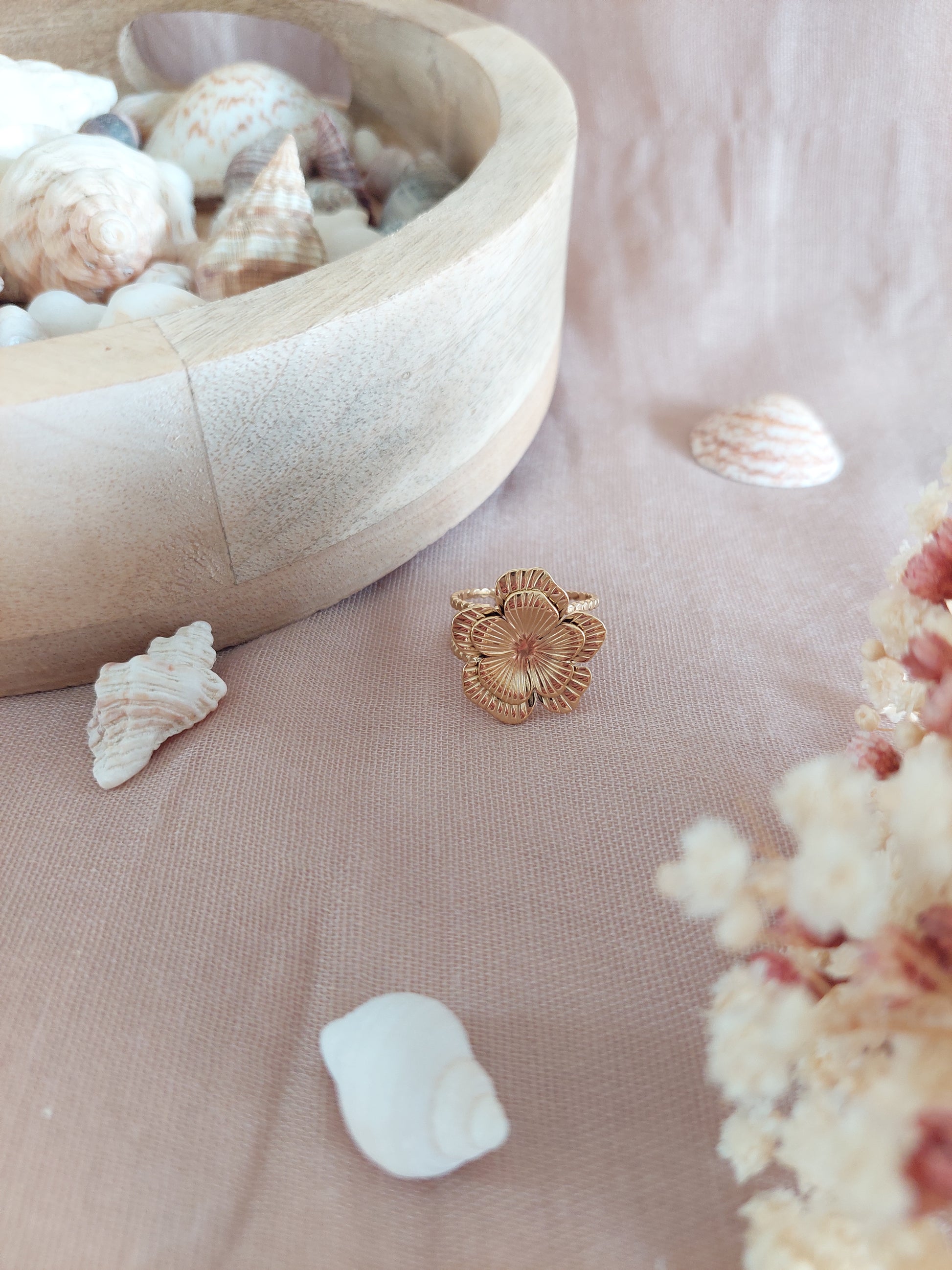 bague réglable en acier inoxydable doré en forme de fleur avec des reliefs 