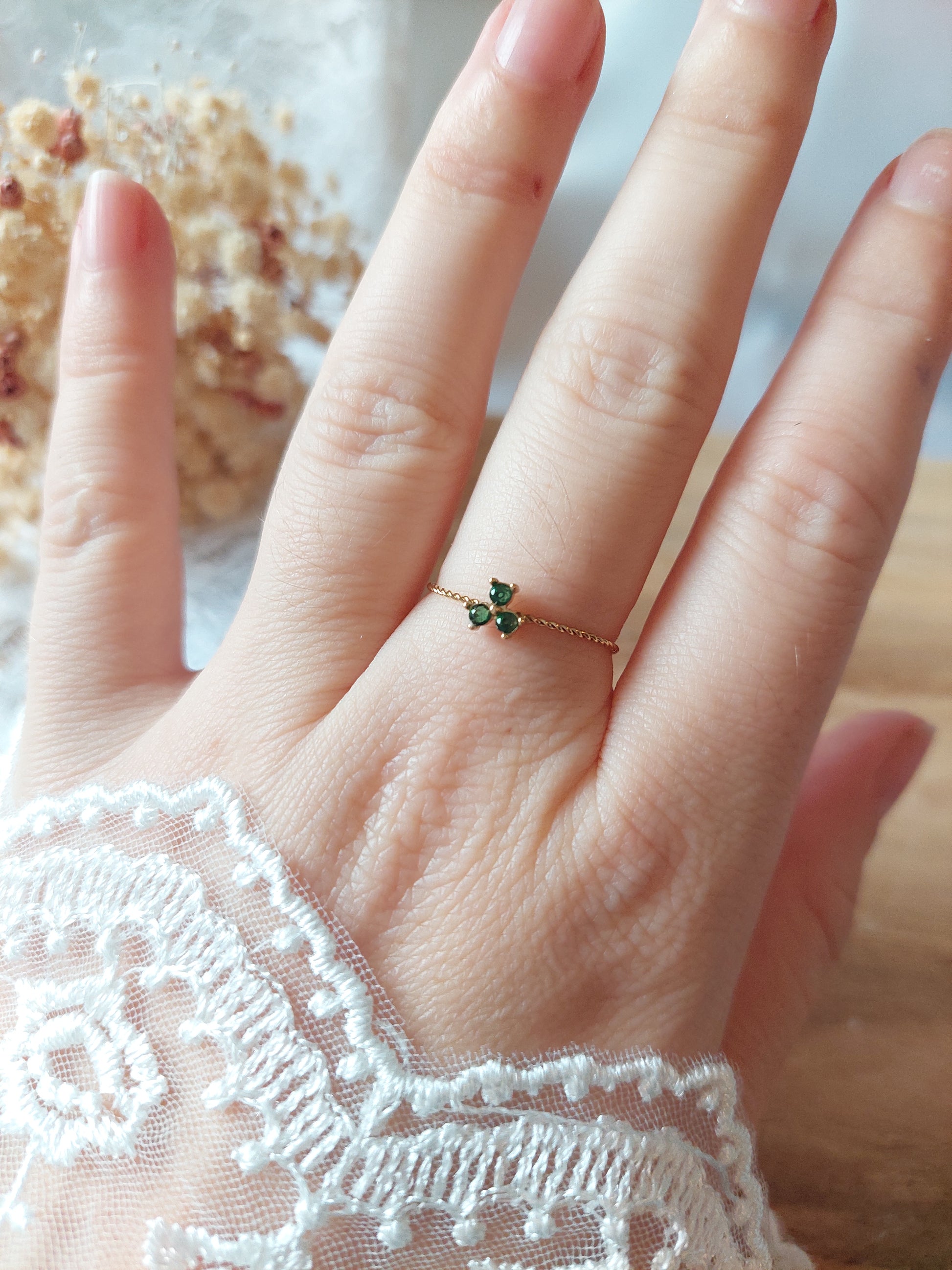 bijou bague fine torsadé avec 3 petits cristaux verts