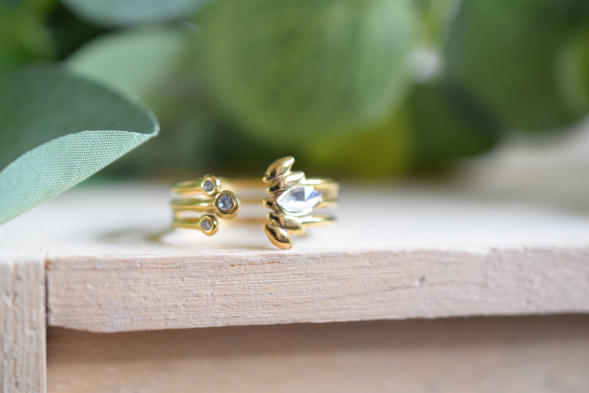 bague réglable ouverte sur le devant avec des strass