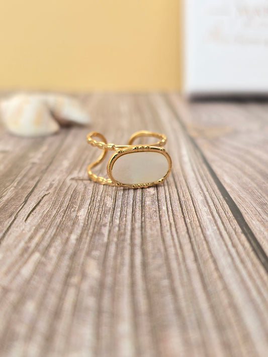 bague réglable doré avec une pierre blanche allongé 