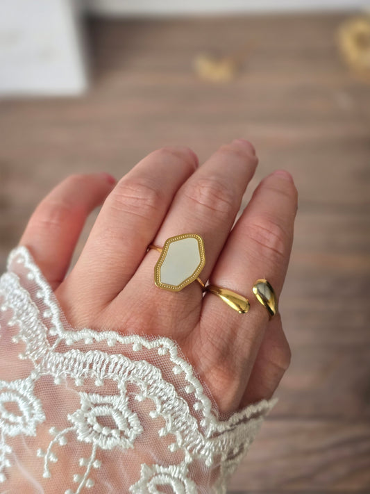 bague réglable en acier inoxydable et forme géométrique en nacre.
