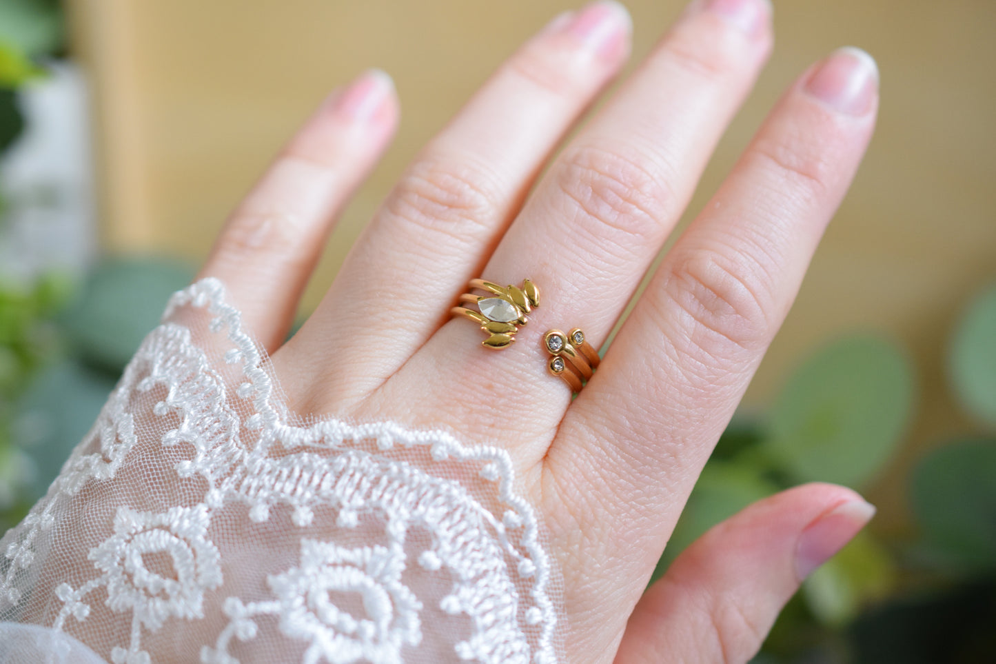 bague réglable ouverte sur le devant avec des strass
