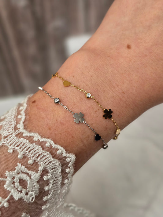 bracelet avec plusieurs élément, coeur, étoile, trèfle et strass