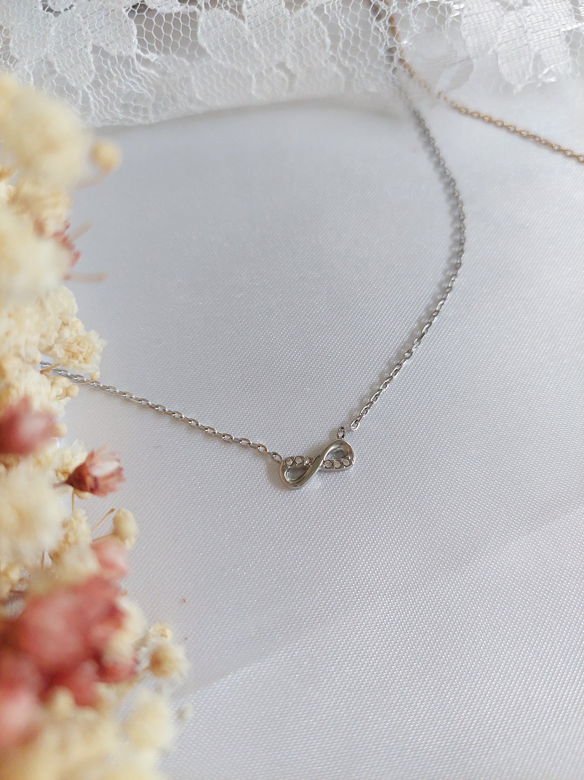 bijou collier signe infinie et oxide de zirconium sur le signe 