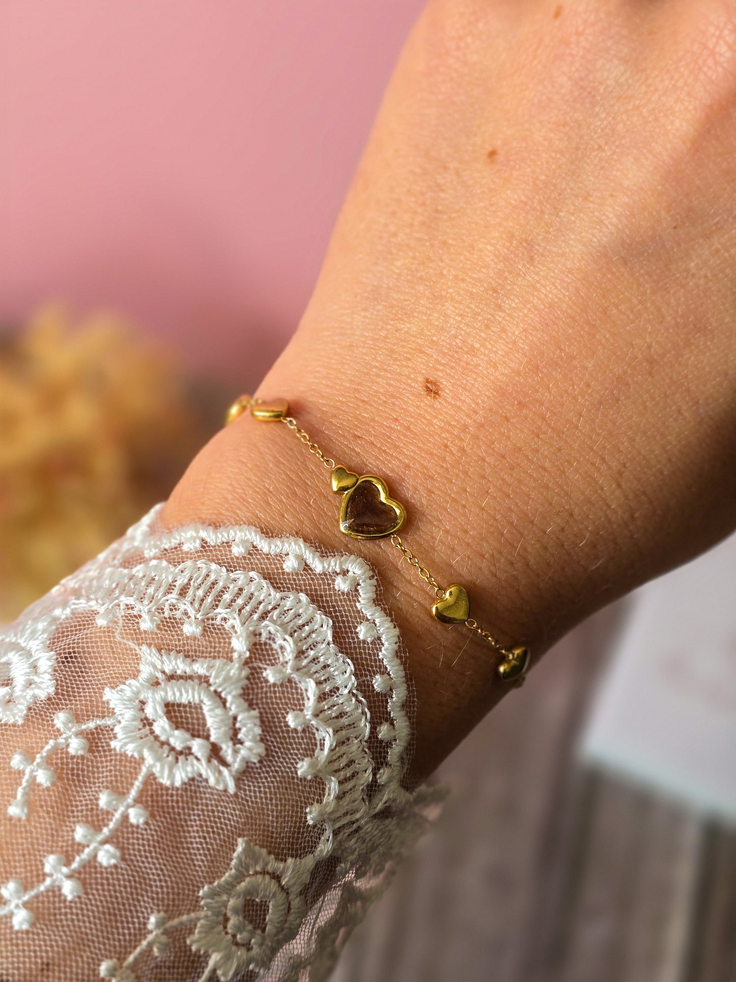 bracelet souvenir dorée avec des coeurs