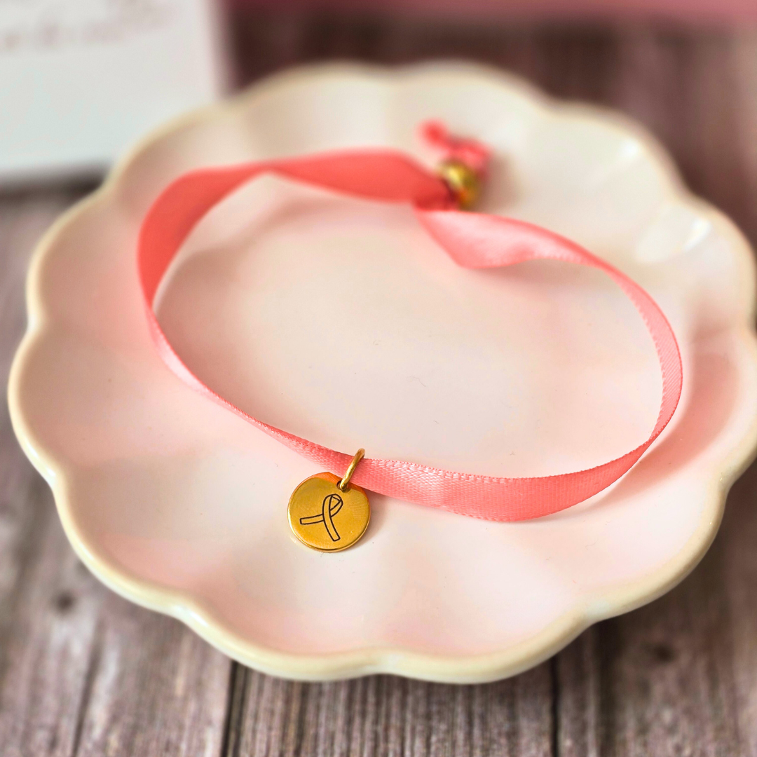 bracelet ruban rose en hommage au cancer du sein