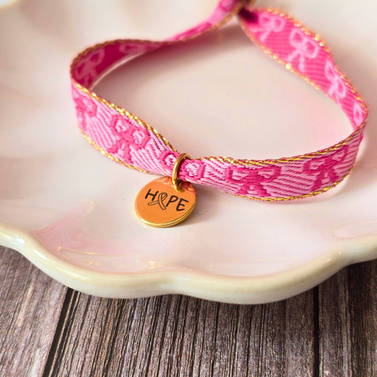 bracelet ruban rose avec médaillon hope pour octobre rose