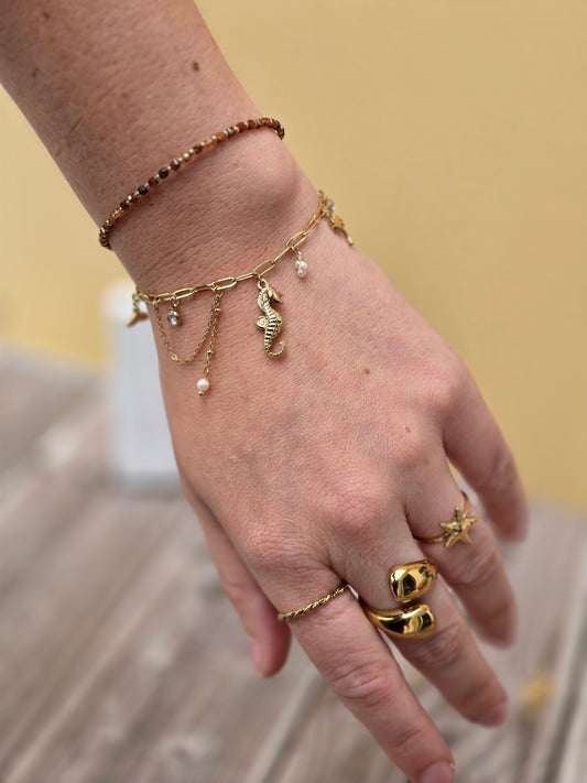 bracelet en acier inoxydable avec de nombreuse breloques sur le thème de la mer