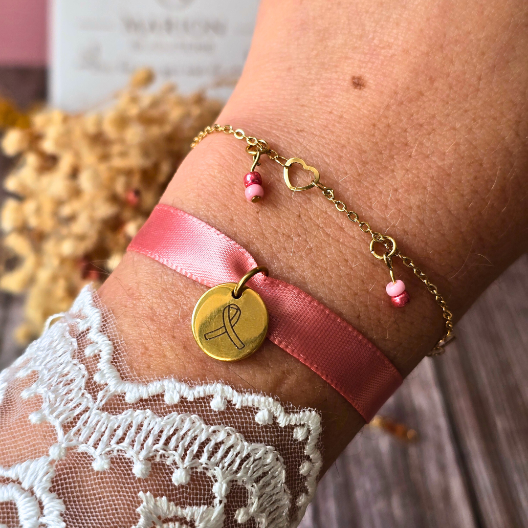 bracelet avec ruban rose et médaillon graver d'un ruban pour octobre rose