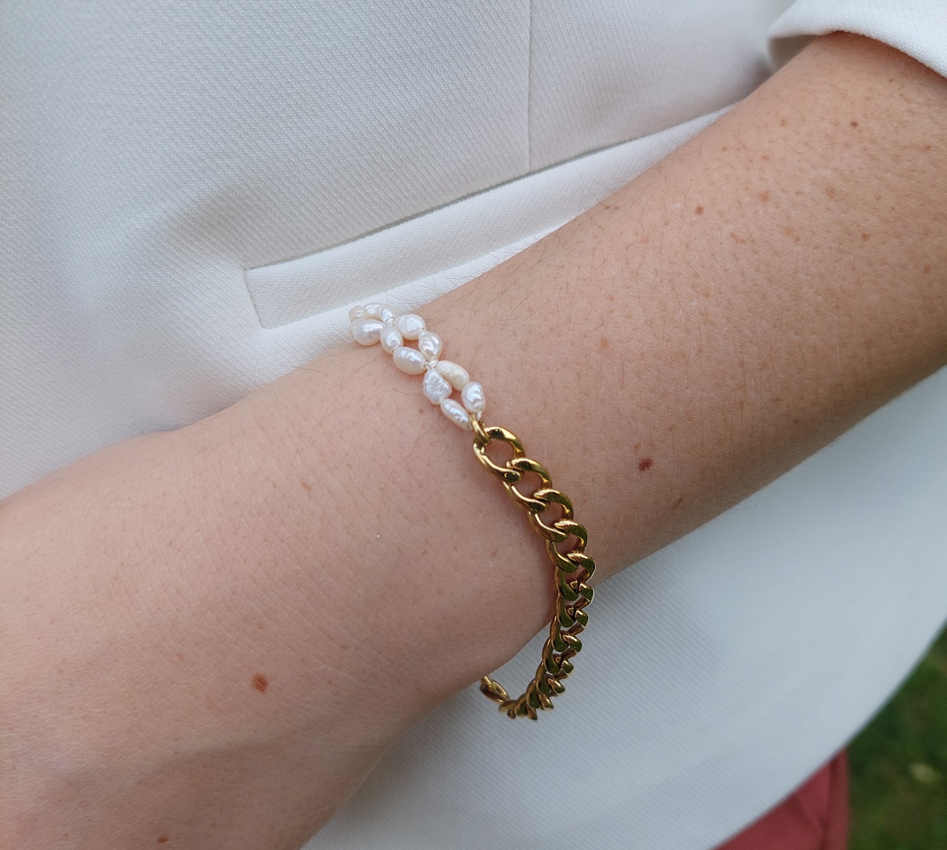 bijoux bracelet doré avec une partie perles d'eau douce et une autre avec de grosse mailles