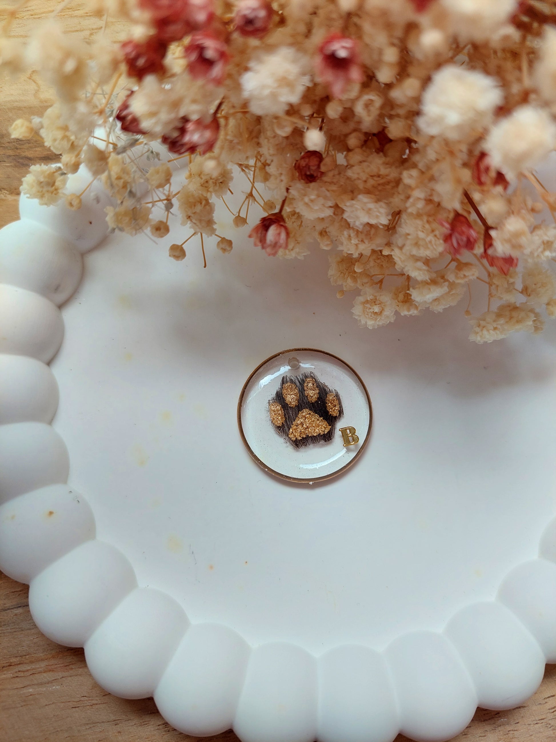 collier pet mémorial avec des poils de chien en forme de patte