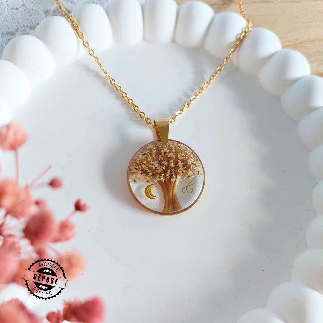 collier souvenir avec un pendentif en forme d'arbre de vie et insertion de cheveux