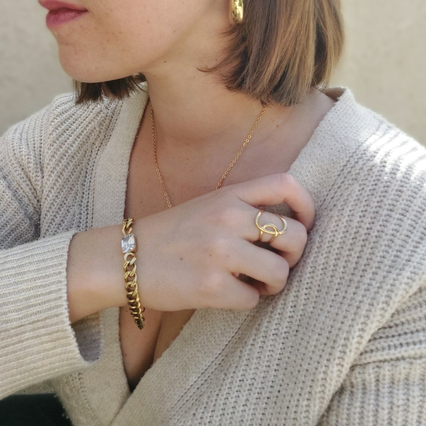 bijoux bracelet doré en grosses maille avec un strass au centres