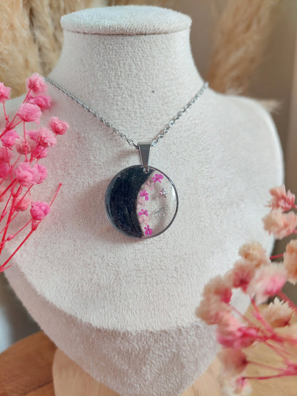 collier pet mémorial avec une mèche de poils en forme de lune et une initiale