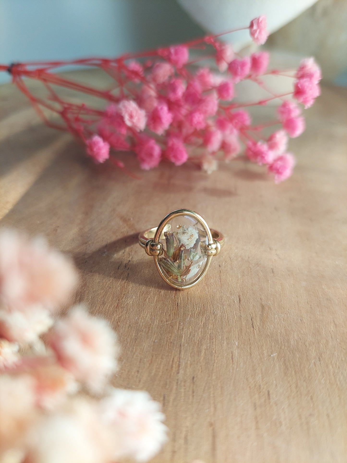 bijou souvenir: bague réglable ovale en acier inoxydable doré avec insertion de fleurs séchées à l'intérieur 