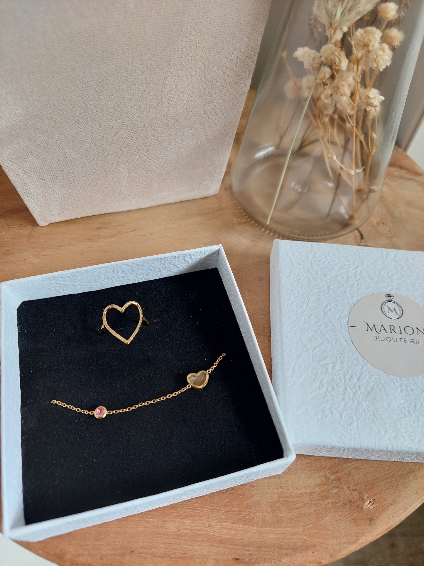 boite cadeau MARION Bijouterie blanche avec un ruban doré contenant une bague et un bracelet