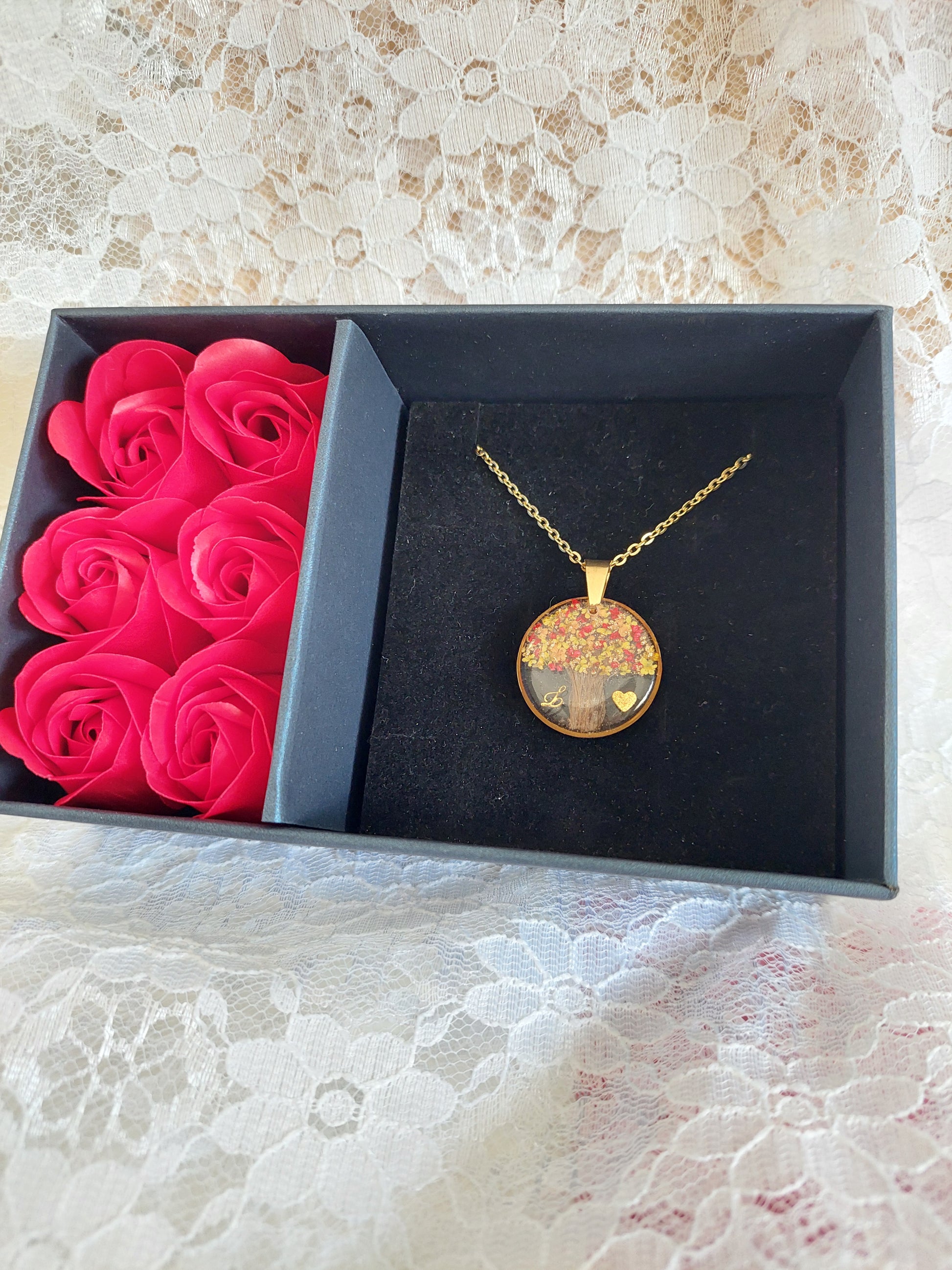 boite cadeau bleu pour bijoux avec 6 roses rouge artificielles