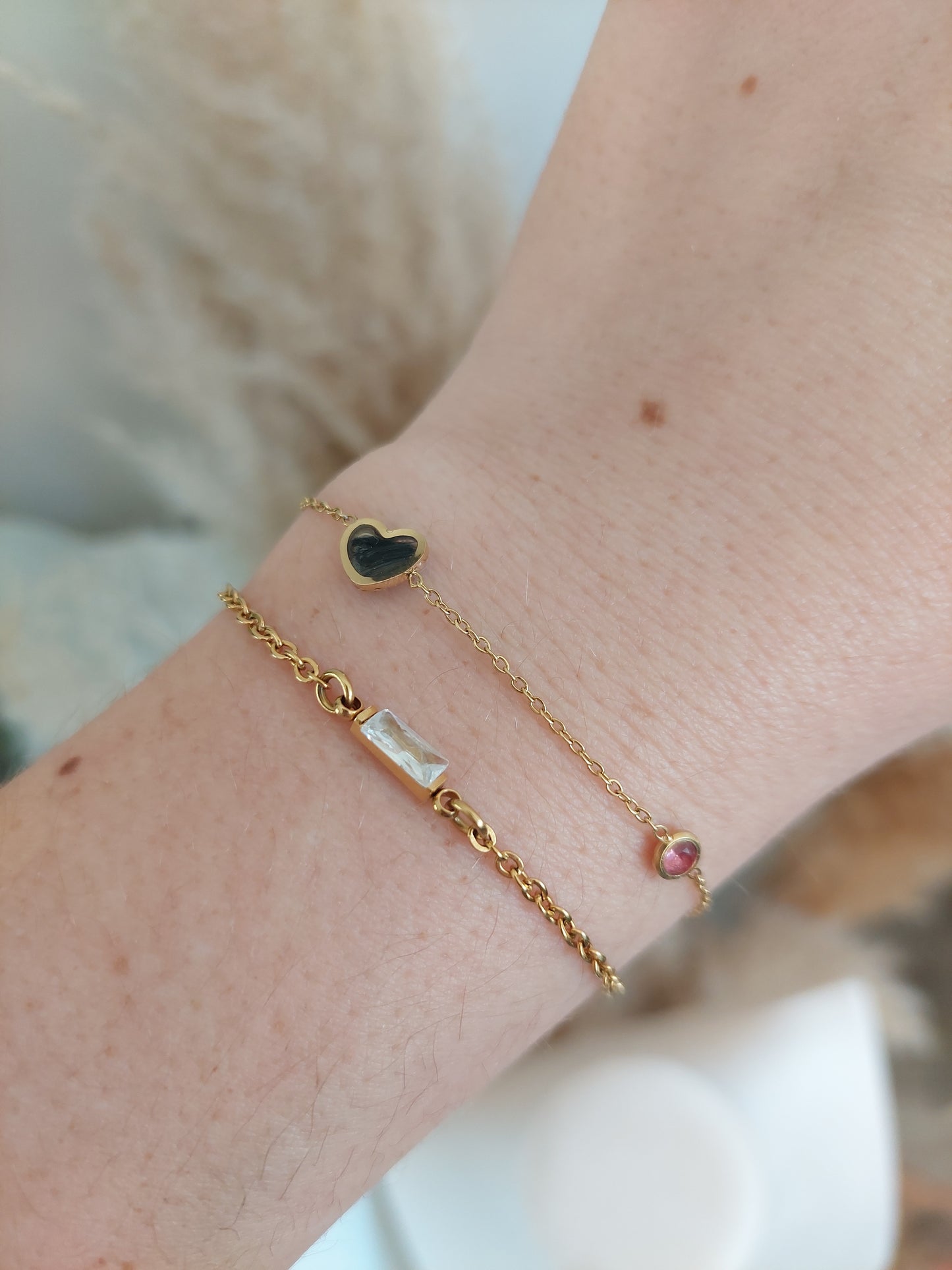 bracelet souvenir avec un petit coeur rempli de cheveux et un oxyde de zirconium rose