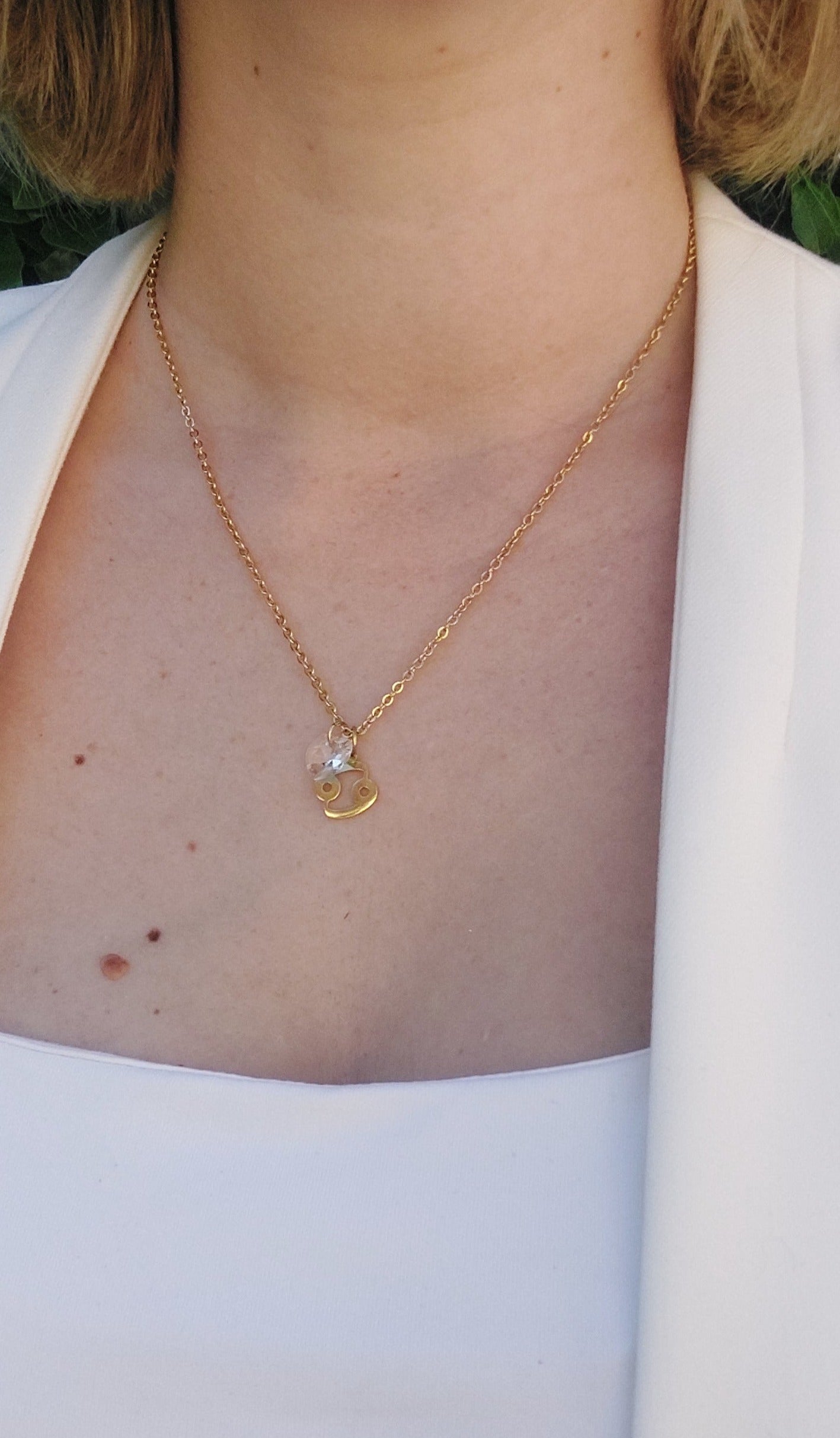 collier personnalisable en acier inoxydable doré avec deux pendentif, un signe du zodiaque Cancer et un coeur en cristal blanc