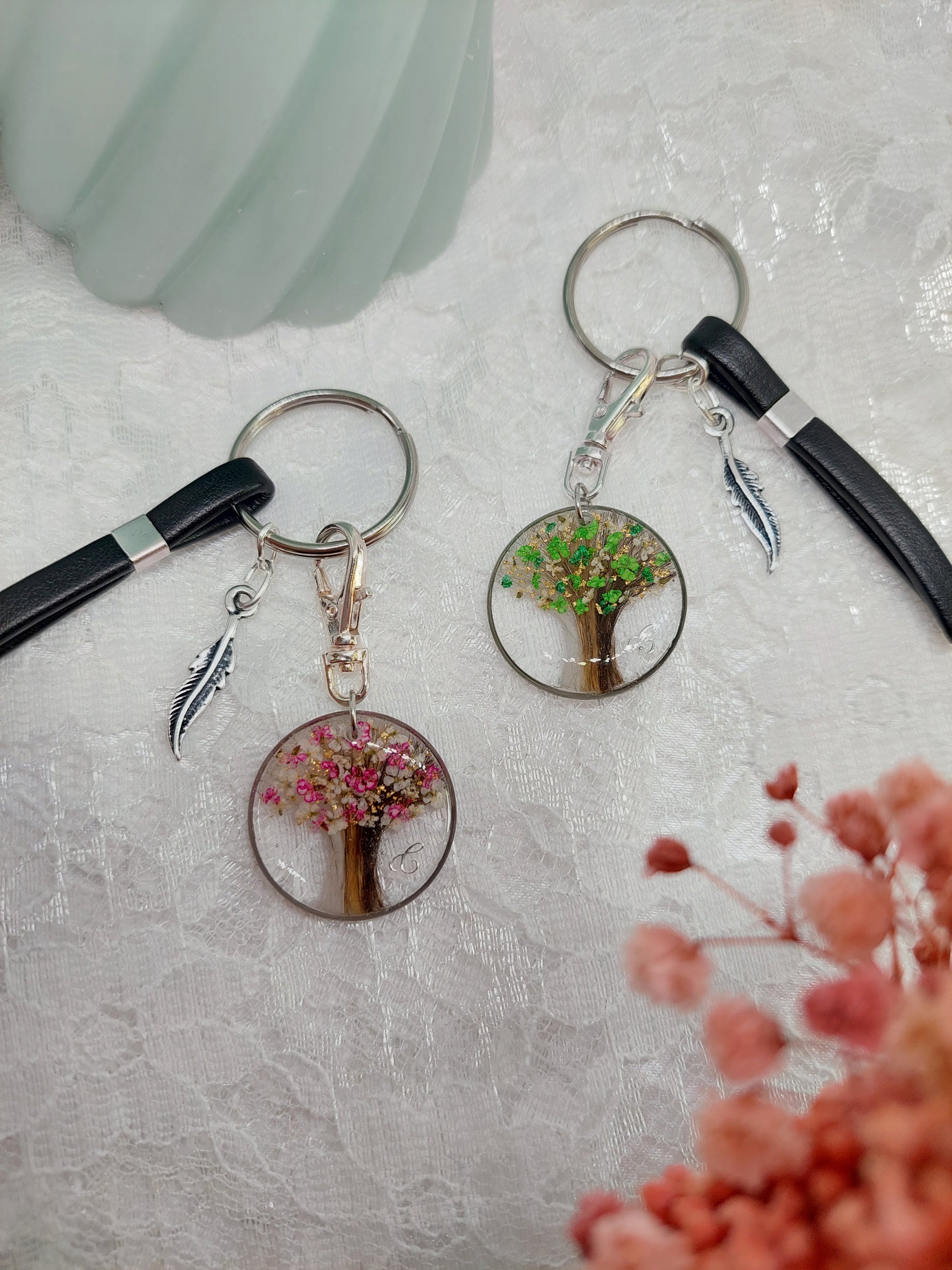 porte clé: bijou souvenir pet mémorial avec une plume en acier inoxydable et une lanière de cuire noir choix du charm modèle LIFE, cheveux mis en forme d'arbre de vie