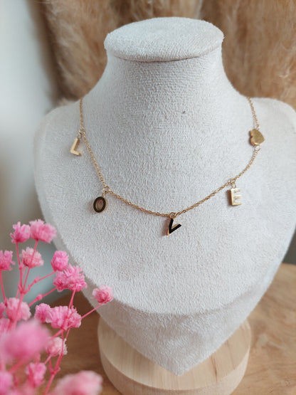 collier souvenir avec des lettres breloque formant le mot LOVE ainsi qu'un petit coeur en acier inoxydable